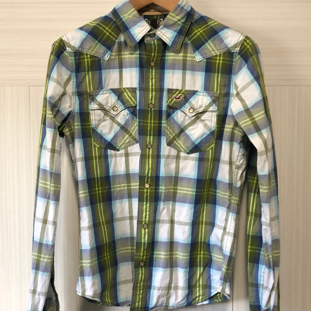Men’s med hollister snap up.